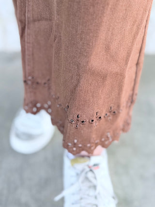 Entro H/W ankle length pants with floral embroidered border hem